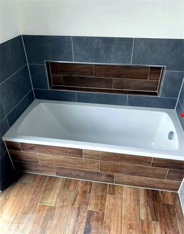 Badewanne mit Holzoptik-Verkleidung